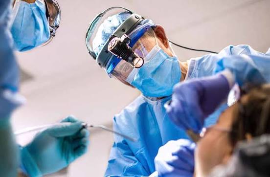 cum-decurge-tratamentul-de-implant-dentar